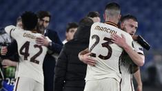 Gelandang AS Roma, Jordan Veretout (kanan) bersama Gianluca Mancini merayakan hasil imbang 1-1 melawan Ajax Amsterdam usai berakhirnya laga leg kedua perempatfinal Liga Europa 2020/2021 di Olimpico Stadium, Roma, Kamis (15/4/2021). AS Roma lolos ke semifinal. (AFP/Filippo Monteforte)