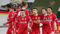 Pemain Liverpool merayakan gol yang dicetak Diogo Jota ke gawang Midtjylland pada laga Liga Champions 2020/2021 di Stadion Anfield, Rabu (28/10/2020) dini hari WIB. Liverpool menang 2-0 atas Midtjylland. (AFP/Peter Byrne/pool)