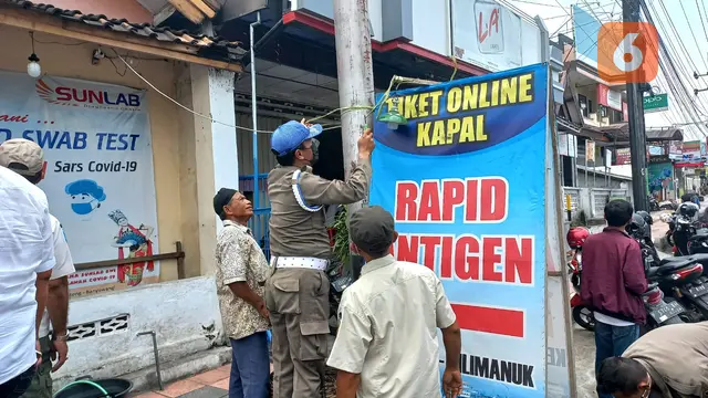Bener Gerai Rapid Test Ilegal di Kawasan Pelabuhan Ketapang Banyuwangi Dicopot Petugas Satpol PP (Hermawan Arifianto/Liputan6.com)