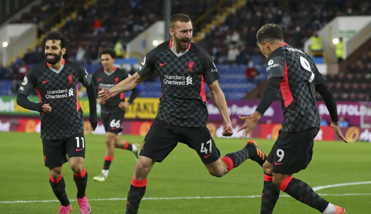 Bek Liverpool, Nathaniel Phillips (tengah) melakukan selebrasi usai mencetak gol kedua timnya ke gawang Burnley dalam laga lanjutan Liga Inggris 2020/2021 pekan ke-37 di Turf Moor, Burnley, Rabu (19/5/2021). Liverpool menang 3-0 atas Burnley. (AP/Alex Livesey/Pool)