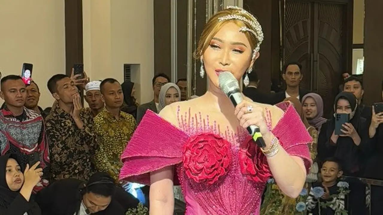Potret Inul Daratista tampil di acara pernikahan anak Sultan Pamekasan Madura (Sumber: Instagram/inul.d)
