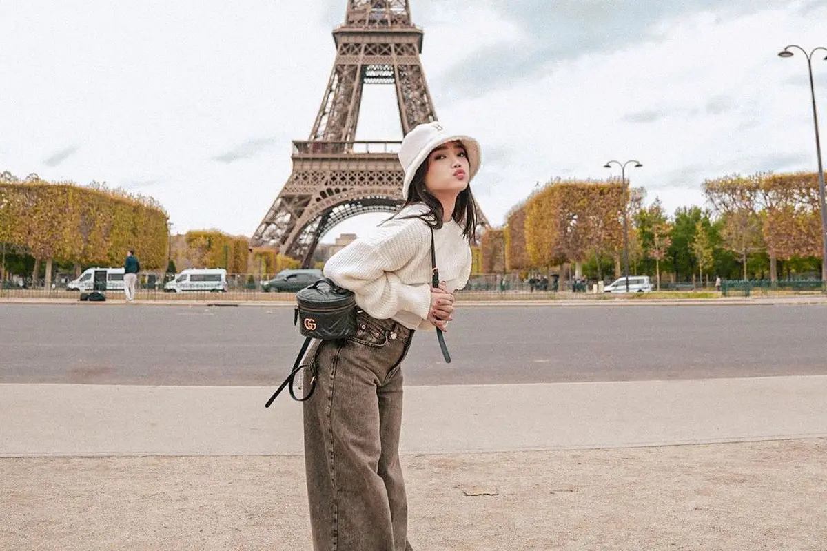 8 Potret Fuji Utami Setia dengan Gaya Skena, Terbaru Jadi Inspirasi Outfit Dingin Saat Liburan di Paris