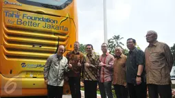 Gubernur DKI Jakarta, Basuki T Purnama (ketiga kiri) dan Chairman Mayapada Group, Dato Sri Tahir (kiri) bersama pejabat terkait saat foto bersama dibelakang bus tingkat dari Tahir Foundation, (17/6). (Liputan6.com/Gempu M Surya)