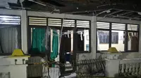 Gedung KUA Sidareja, Cilacap, Jawa Tengah, rusak akibat ledakan diduga dari tabung gas dan bubuk belerang. (Liputan6.com/Muhamad Ridlo)