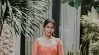 4 Inspirasi Gaya Artis Padukan Kebaya Peach dengan Kain Batik, Tampak Anggun dan Cantik