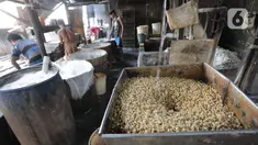 Aktivitas pekerja mengolah kedelai untuk dijadikan tahu di industri rumahan kawasan Duren Tiga, Jakarta, Senin (18/11/2019). Dari data perhitungan Kerangka Sampel Area (KSA) yang diperoleh Kementan, hingga Oktober 2019 produksi kedelai baru mencapai 480 ribu ton. (Liputan6.com/Herman Zakharia)