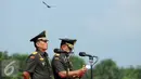 Jenderal TNI Gatot Nurmantyo (kanan) memberikan pidato saat upacara Serah Terima Jabatan Panglima TNI di Mabes TNI Jakarta, (14/7/2015). Gatot resmi dilantik sebagai Panglima TNI pada 8 Juni 2015 lalu. (Liputan6.com/Helmi Fithriansyah)