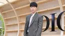 <p>Tak ketinggalan, lawan main Suzy di Startup, Nam Joo Hyuk  tampil di depan Kamera mengenakan  long coat warna abu-abu, kemeja putih, dan celana panjang warna cokelat. (Instagram/koreadispatch).</p>