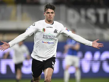 Penyerang Spezia, Daniel Maldini melakukan selebrasi setelah mencetak gol ke gawang Inter Milan pada pertandingan lanjutan Liga Serie A Italia di Stadion Alberto Picco di La Spezia, Italia, Sabtu (11/3/2023). Spezia menang atas Inter Milan dengan skor 2-1. (Tano Pecoraro./LaPresse via AP)