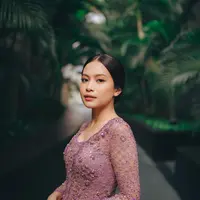 Lihat di sini tampilan anggun Hanggini kenakan kebaya saat jadi bridesmaid pernikahan sahabatnya. [@hanggini].