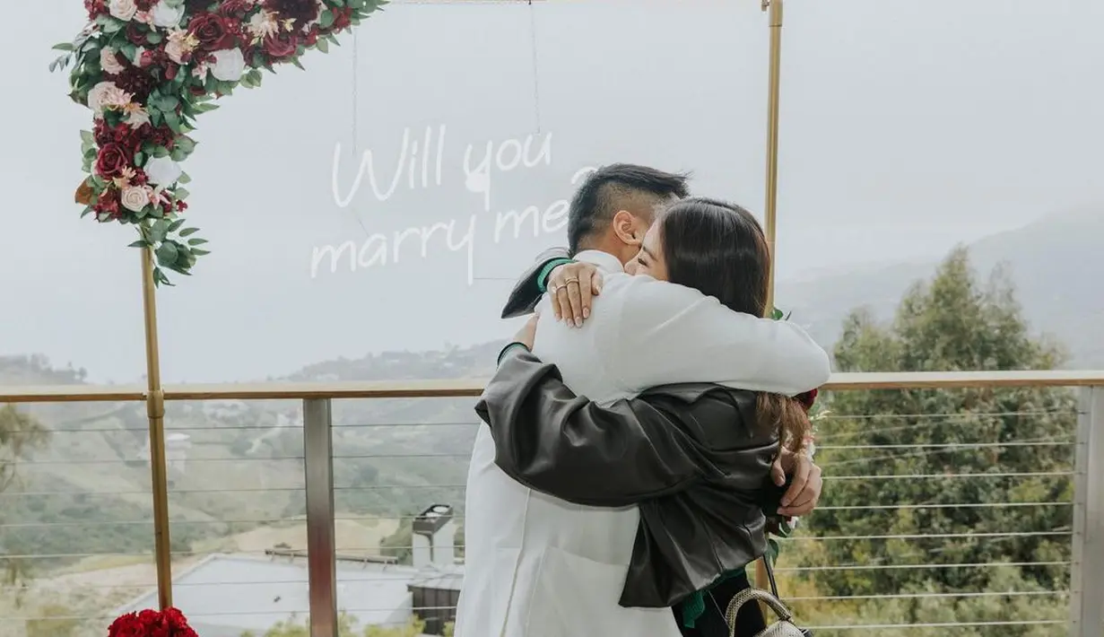 Clarissa tampak tak menambahkan banyak detail pada penampilannya, hanya sling bag hitam. Riasan wajah minimalis juga terlihat tak mengurangi kecantikannya. Clarissa juga membiarkan rambutnya tergerai lurus. Foto: Instagram.