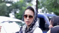 Mantan Mertua Meninggal, Sophia Latjuba Peluk Indra Lesmana
