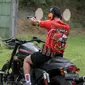 Seorang member dari Mabua Shooting Club Indonesia (MSCI) menjajal kemampuan menembaknya di Lapangan Tembak Senayan, Jakarta, Jumat (22/5/2015). Mabua Harley Davidson menyalurkan hobi bagi para pemilik motor Harley Davidson. (Liputan6.com/Faizal Fanani)