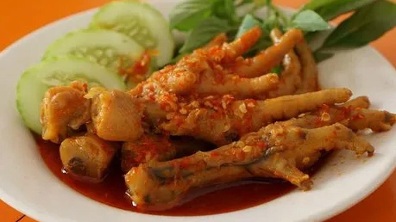 Namun, perlu diingat bahwa meskipun ceker ayam memiliki banyak manfaat, kita juga perlu berhati-hati dengan kandungan lemak dan kolesterolnya.&nbsp;