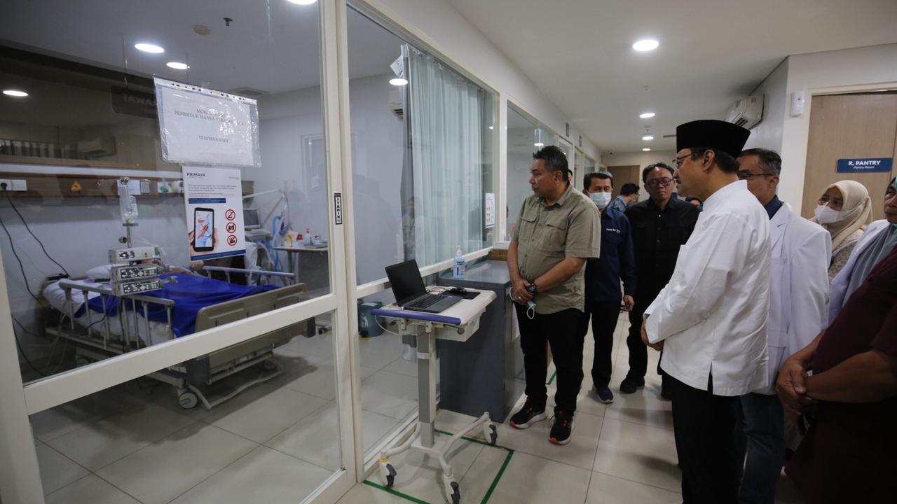Menteri Sosial Saifullah Yusuf (Gus Ipul) menjenguk korban luka imbas unjuk rasa di Rumah Sakit Primaya, Makassar