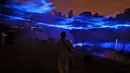 Warga menghadiri festival cahaya Noor Riyadh yang diadakan di Taman Al-Salam, Riyadh, Arab Saudi, 3 November 2022. Lebih dari 190 karya seni dipamerkan di ruang publik Riyadh selama festival cahaya Noor Riyadh, termasuk instalasi monumental dan interaktif serta patung-patung. (Fayez Nureldine/AFP)