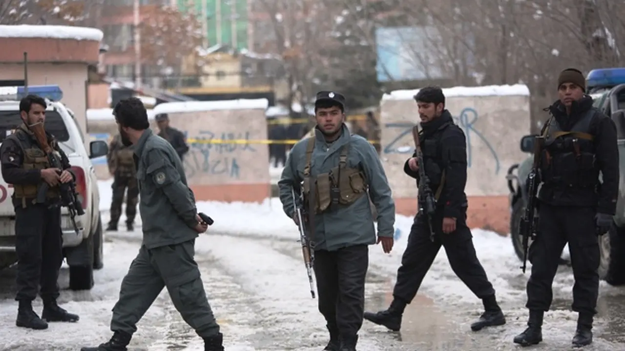 Setidaknya 20 orang tewas dalam bom bunuh diri yang meledak di luar Gedung Mahkamah Agung Afghanistan di Kabul.