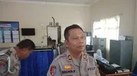 Kasi Propam Polresta Palembang AKP Makmun saat memberikan informasi terkait penembakan pelaku pungli di Palembang (Liputan6.com / Nefri Inge)