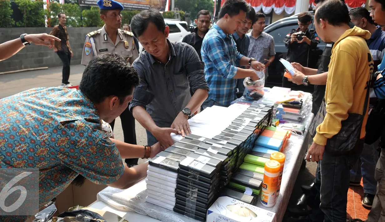 Petugas menata barang bukti saat rilis di Jakarta Barat, Jumat (24/6). Shabu tersebut oleh tersangka dimasukkan ke dalam power bank. (Liputan6.com/Johan Tallo)