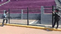 Pemkot Kediri mulai mengganti pagar Stadion Brawijaya dari titik yang jebol pada laga Persik kontra Dewa United. (Bola.com/Gatot Sumitro)