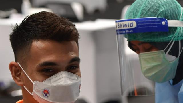 Kiper Timnas Indonesia, Nadeo Argawinata, saat divaksin.