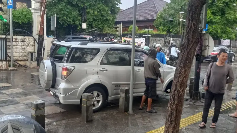 Seorang bocah inisal M (9) nekat membawa mobil sendirian lalu menyebabkan kecelakaan bagi pengedara motor dan mobil di Kawasan Kemang, Jakarta Selatan pada Sabtu 3 Agustus 2024.