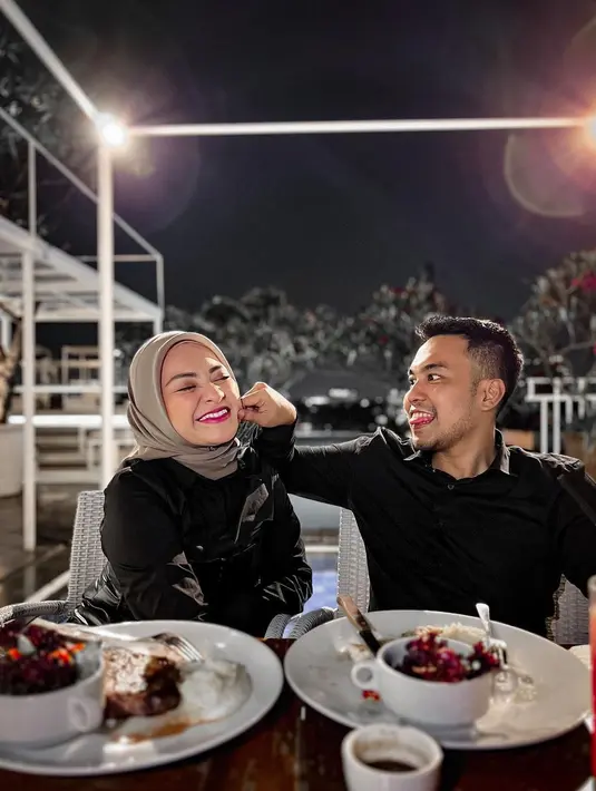 Nathalie Holscher memperlihatkan kemesraannya dengan sang kekasih saat makan malam bersama. (Foto: Instagram/@nathalieholscher)