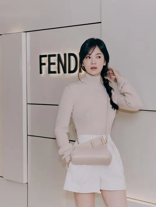 Penampilan super manis Song Hye Kyo dengan rambut panjangnya yang dikepang samping. Mana penampilan yang jadi favoritmu, Sahabat FIMELA? [Foto: Instagram/kyo1122]