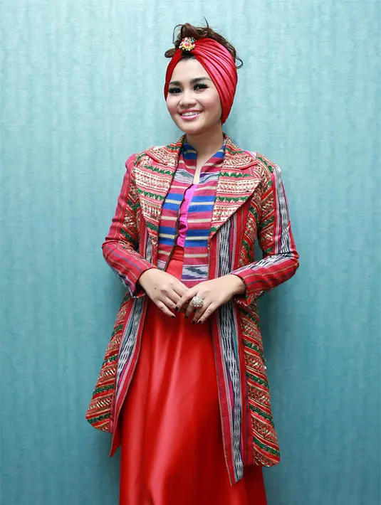 Dari pertemuan pertama itu, keduanya semakin dekat. Mereka pun resmi berpacaran. Di tengah jalinan asmara itu, Hendra mendapat tugas dari perusahaannya ke India. Mereka setuju menjalin hubungan jarak jauh.  (dok. Bintang.com)