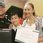 Deddy Corbuzier mengunggah foto bersama Kalina Oktarani saat menghadiri kelulusan putra mereka Azkanio Nikola Corbuzier (Instagram/@mastercorbuzier)