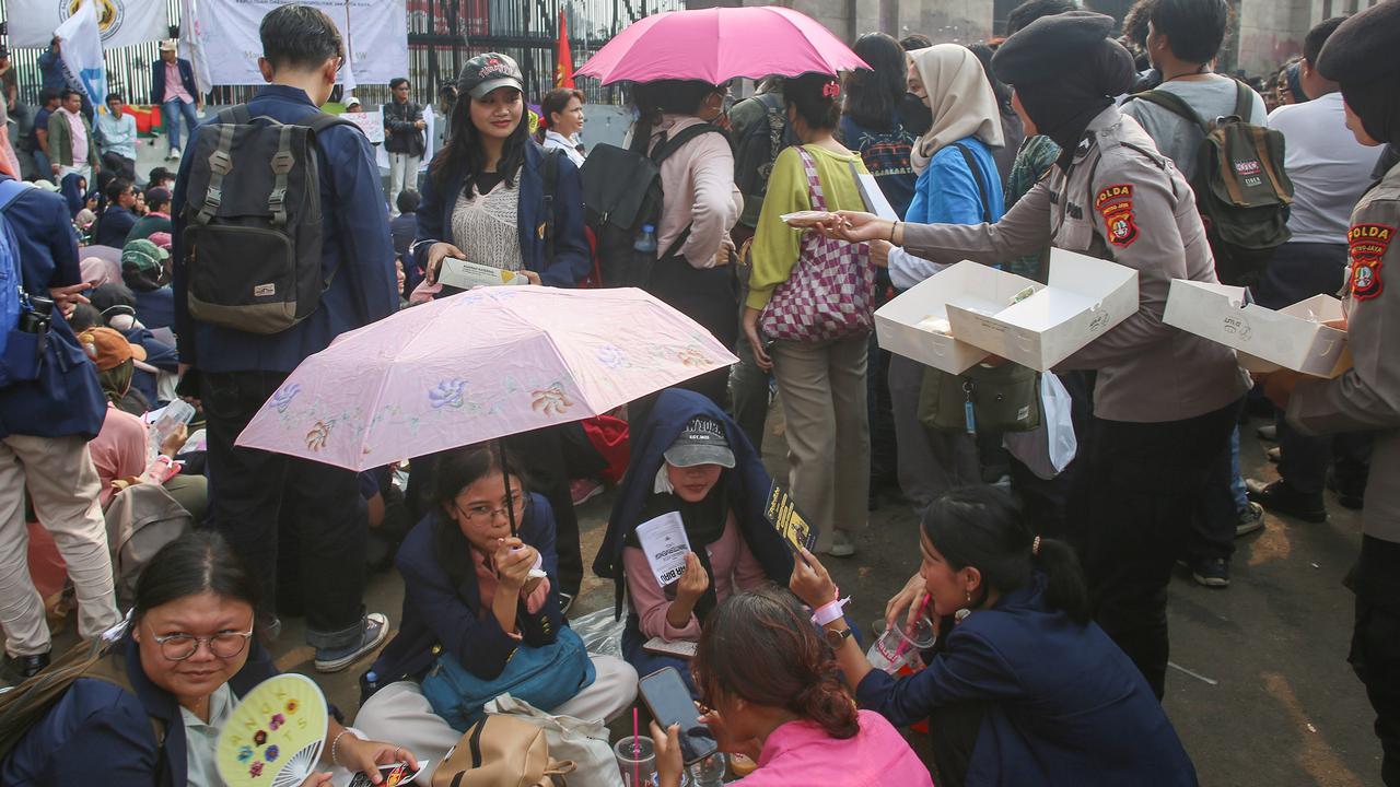 FOTO: Menagih Janji Pemerintah, Aksi Piknik Nasional Rakyat di Depan Gedung DPR