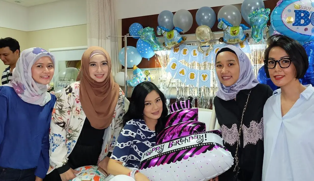 Lantaran tak mengenal nama tersebut, akhirnya ia berusaha untuk mencarinya di Internet. Setelah melihat, Titi merasa pria tersebut sangat tampan. Alhasil ia mensyukuri dan berharap besar nanti Kai akan seperti itu. (Instagram/Titi_kamal)