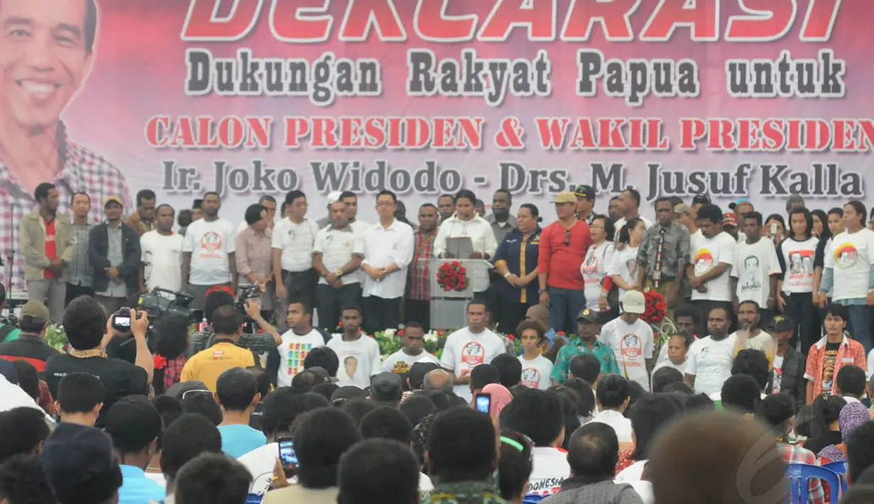 Acara deklarasi dukungan rakyat Papua untuk Joko Widodo-Jusuf Kalla di GOR Waringin dihadiri Megawati Soekarnoputri dan Wakil Sekjen PDIP Hasto Kristiyanto, Jayapura, Kamis (5/6/14). (Liputan6.com/Herman Zakharia)