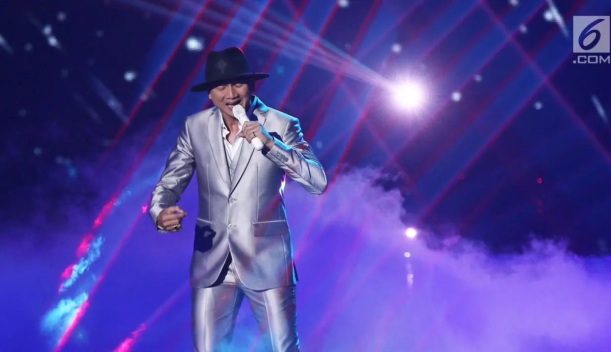 Aksi panggung Anji saat membawakan lagu pada perayaan HUT Indosiar ke-23 di Jakarta Convention Center (JCC), Kamis (11/1). Di HUT Indosiar ini Anji membawakan lagu DIA. (Liputan6.com/Herman Zakharia)
