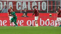 Pemain Fiorentina Gaetano Castrovilli (kiri) melakukan selebrasi usai mencetak gol ke gawang AC Milan dalam Serie A di Stadion San Siro, Milan, Italia, Minggu ( 29/9/2019). AC Milan kalah 1-3 saat menjamu Fiorentina. (AP Photo/Antonio Calanni)