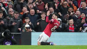 Gelandang Manchester United (MU), Bruno Fernandes, merayakan gol yang dicetaknya ke gawang Tottenham Hotspur dalam lanjutan Premier League 2025/2026 di Old Trafford, Sabtu (7/2/2026). (AP Photo/Jon Super)