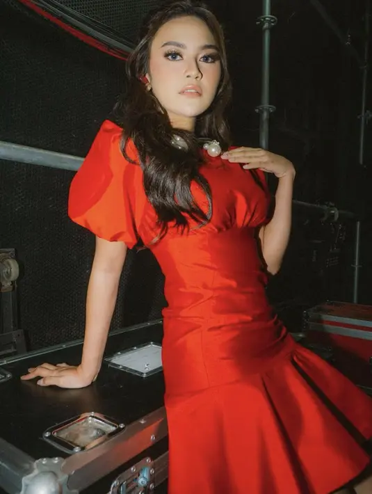 <p>Jika ingin tampil lebih elegan, bisa memilih mini dress bodycon dengan detail lengan balon seperti Mahalini ini. @mahaliniraharja</p>