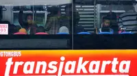 Kenyamanan dan kecepatan mencapai lokasi tujuan menjadi alasan pengguna untuk menggunakan moda bus transjakarta, (30/7/2014). (Liputan6.com/Johan Tallo)