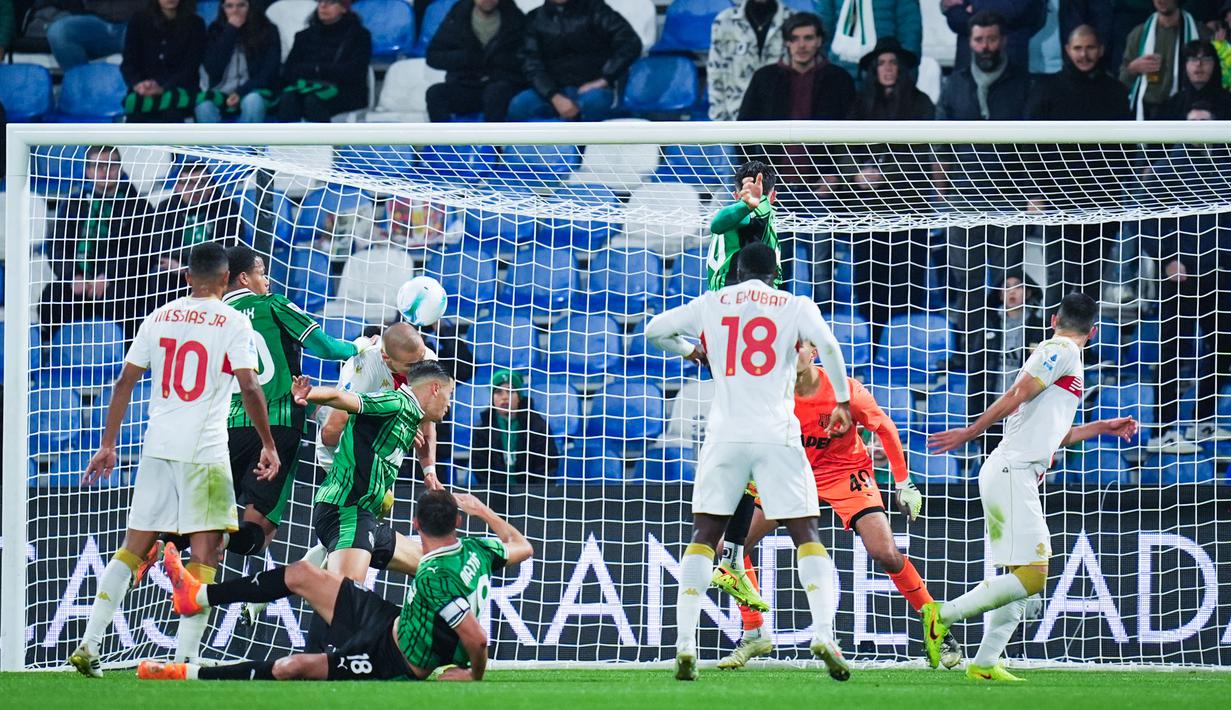 Bek Timnas Indonesia, Jay Idzes, kembali bermain penuh dalam laga ini. Namun sayang menjelang akhir laga dia kalah cepat dari pergerakan pemain Genoa, Leo Ostigard sehingga terjadilah gol. (Massimo Paolone/LaPresse via AP)