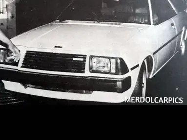 Mazda 626 yang kala itu masih baru akan dipasarkan satu tahun berikutnya, yaitu di tahun 1980. (Source: Instagram/@merdolcarpics)