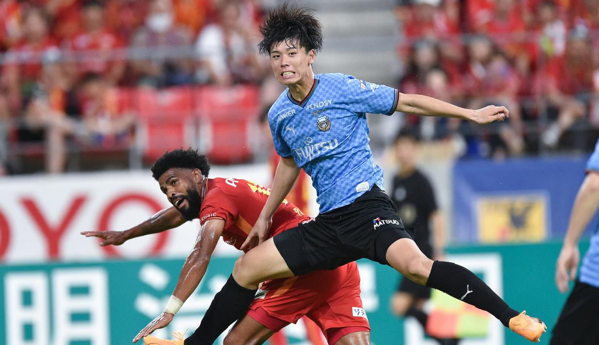 Masih berusia 20 tahun, Kota Takai juga punya tinggi ideal 192 sentimeter untuk jadi seorang bek tengah. Ia juga merupakan jantung pertahanan utama Timnas U-23 Jepang saat jadi juara Piala Asia U-23 2024 lalu. (Dok. J-League)