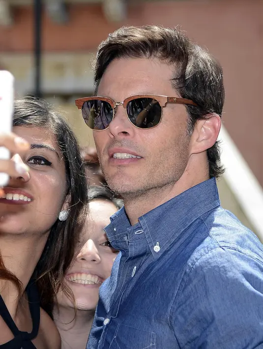 Aktor asal Amerika James Marsden melakukan selfie dengan penggemarnya saat ia tiba untuk lokakarya kampus dengan mahasiswa di ‘Taormina Film Festival’ ke-61 di Taormina, Italia (20/6/2015). (Bintang/EPA)