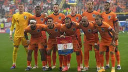 Para pemain starting XI Timnas Belanda berfoto bersama jelang laga semifinal Euro 2024 menghadapi Timnas Inggris di Westfalenstadion, Dortmund, Jerman, Rabu (10/7/2024). (AP Photo/Frank Augstein)