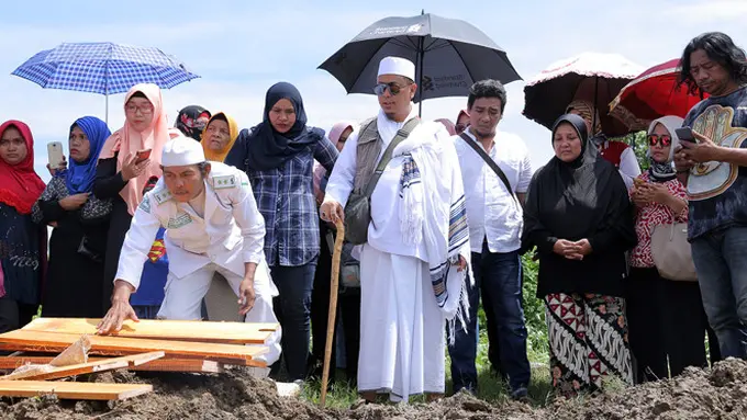 [Bintang] Pemakaman istri kedua Opick