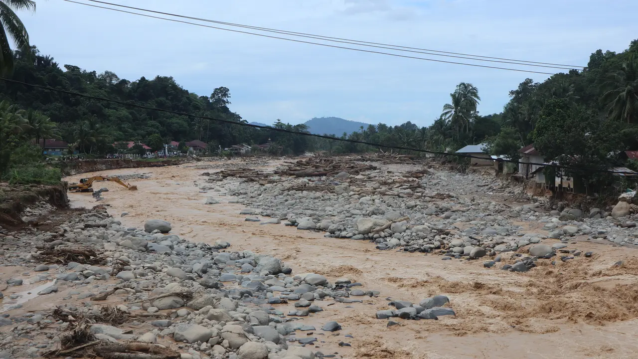 Kondisi Sungai Batu Busuk Padang saat bencana banjir akhir November 2025