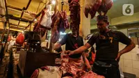 Aktivitas jual beli daging di Pasar Kebayoran Lama, Jakarta, Kamis (24/2/2022). Pedagang daging mengeluhkan harga yang terus naik dan merencanakan mogok dagang mulai hari Senin, 28 Februari 2022 mendatang jika harga daging tidak turun. (Liputan6.com/Johan Tallo)