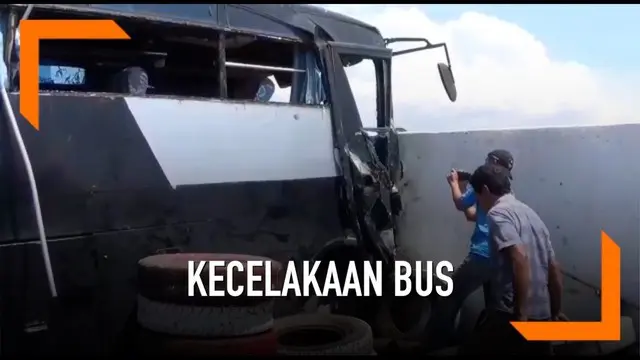 Kecelakaan  bus akibat rem blong kembali terjadi di tanjakan Selarong, Jalan Raya Puncak-Gadog, Megamendung, Puncak Bogor. Bus melaju kencang dan menabrak jalur pengaman.
