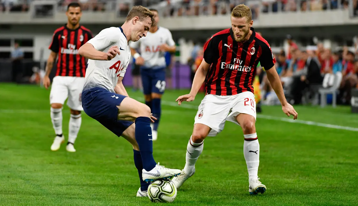 Pemain Tottenham Hotspur Oliver Skipp berusaha melewati bek AC  Milan Ignazio Abate saat bertanding pada International Champions Cup di Minneapolis (31/7). Tottenham menang 1-0 atas Milan berkat gol Nkoudou. (AFP Photo/Jules Ameel)