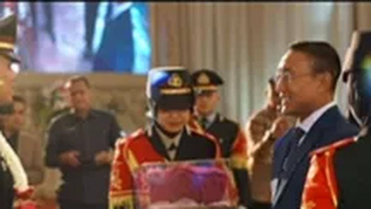 Sabilul Alif saat prosesi pemberian mas kawin untuk kedua pasangan. Tampak seorang personel polwan membawakan bucket mas kawin sebelum diberikan untuk Iptu Bramantyo.