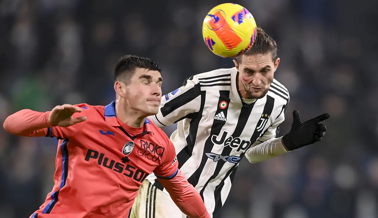 Gelandang Juventus Adrien Rabiot menyundul bola saat menjamu Atalanta pada laga pekan ke-14 Liga Italia di Allianz stadium, Minggu (28/11/2021) dini hari WIB. Juventus kalah 0-1 di kandang sendiri kala menjamu Atalanta. (Fabio Ferrari/LaPresse via AP)